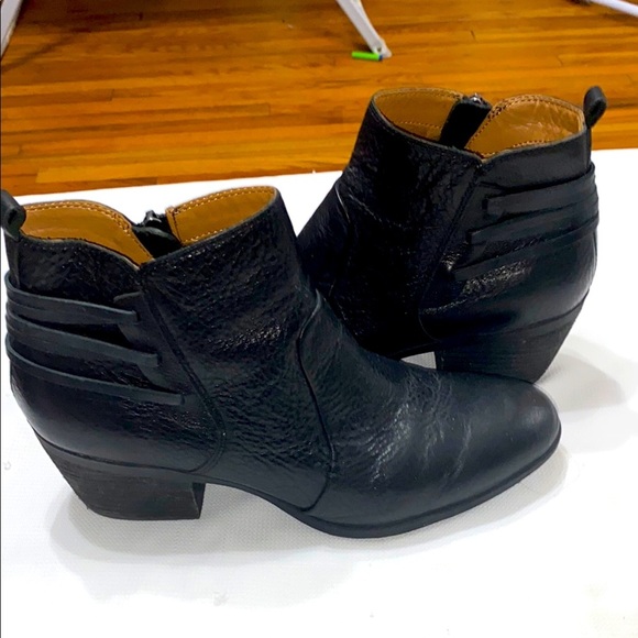 Comfortiva  Memory Foam Comfort size 9.5 Black Ankle Booties Leather  clean - Picture 1 of 15